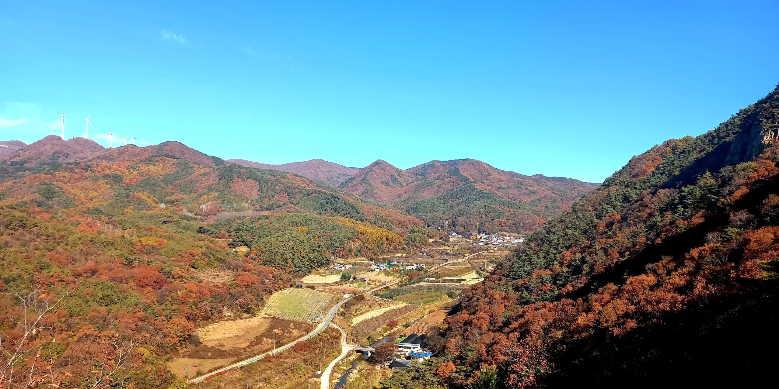 가을 골짜기와 마을